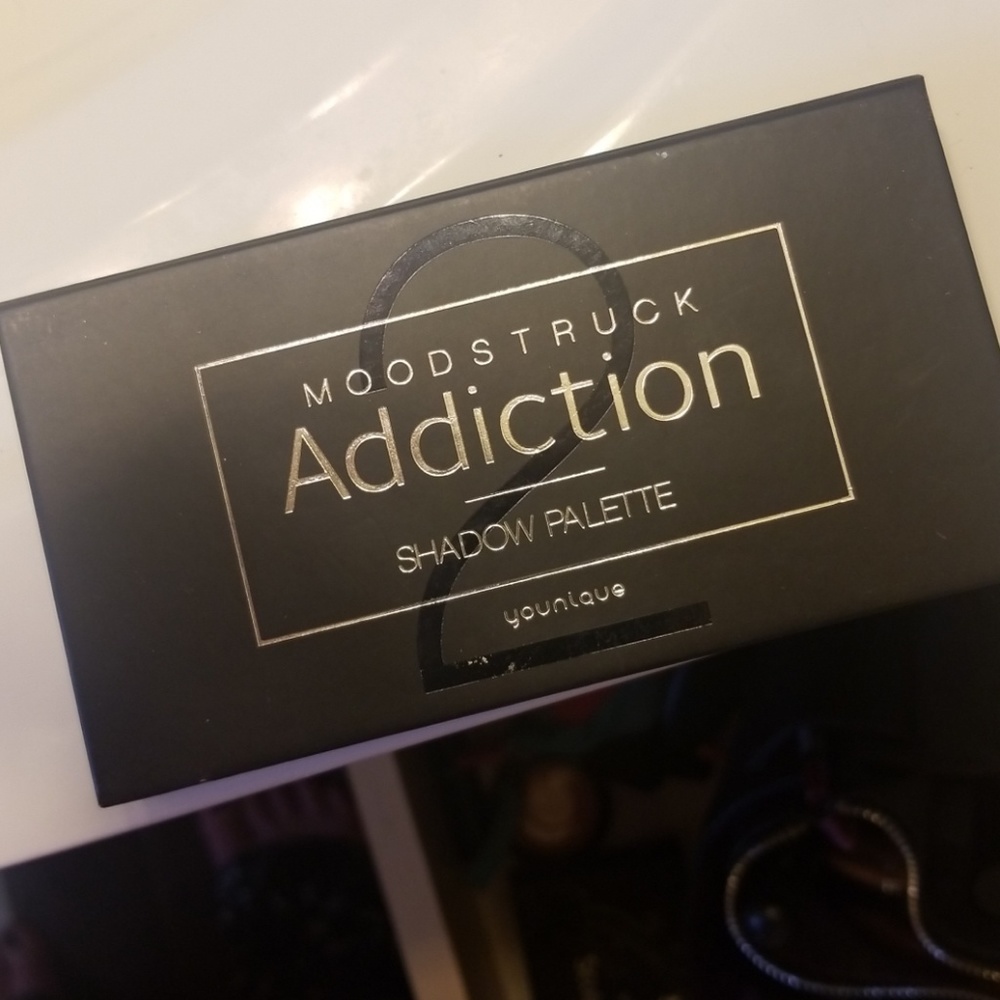 Younique addiction shadow palette